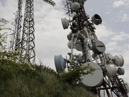 Torres de telecomunicaciones en el monte Zaldiaran (Álava).