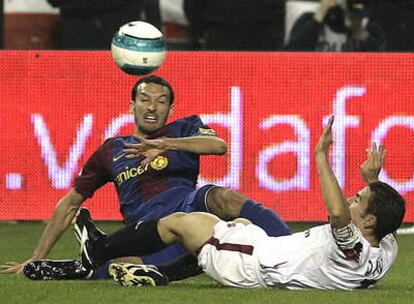 El azulgrana Zambrotta y el sevillista David disputan un balón en un partido correspondiente a la temporada anterior.