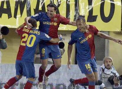 Dani Alves, Xavi y Henry celebran el segundo gol, marcado por el francés, que daba la victoria al Barça.