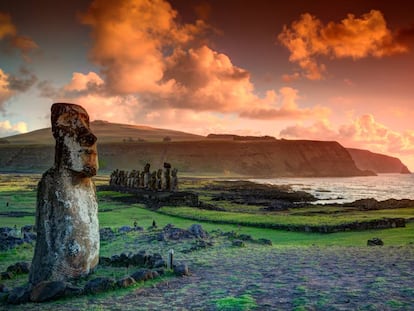 Un solitario moái y al fondo la hilera de estatuas de piedra de Ahu Tongariki, en la isla de Pascua.