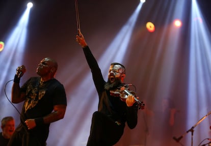 Derrick Green, a la izquierda, del grupo brasileño de metal Sepultura, acompañado de otro músico durante el festival Rock in Rio, en Rio de Janeiro, el 24 de septiembre de 2017.