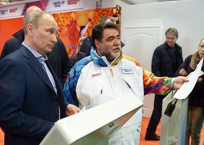 Mija&iacute;l Kusnirovich, presidente de Bosco, patrocinador de los Juegos de Sochi, junto al presidente Vlad&iacute;mir Putin en el centro de voluntarios, en enero de 2014.