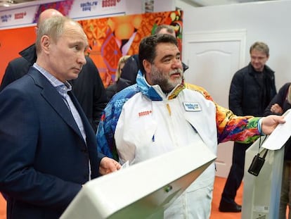 Mija&iacute;l Kusnirovich, presidente de Bosco, patrocinador de los Juegos de Sochi, junto al presidente Vlad&iacute;mir Putin en el centro de voluntarios, en enero de 2014.