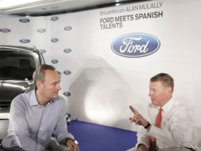 El presidente valenciano, Alberto Fabra, y el presidente ejecutivo de Ford, Alan Mulally, en la planta de Almussafes.