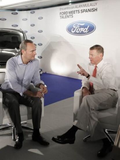 El presidente valenciano, Alberto Fabra, y el presidente ejecutivo de Ford, Alan Mulally, en la planta de Almussafes.