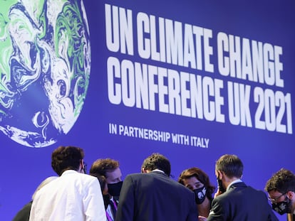 Delegados conversan durante una sesión de la COP26 en Glasgow (Reino Unido), el 13 de noviembre.