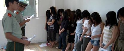 Redada contra el tráfico de seres humanos en Xiamen (China), en 2003.
