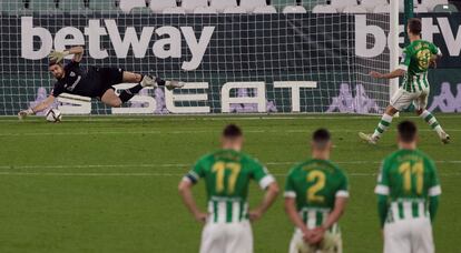 El portero del Athletic, Unai Simón, para este jueves el penalti lanzado por el bético Sergio Canales en la tanda de penaltis.