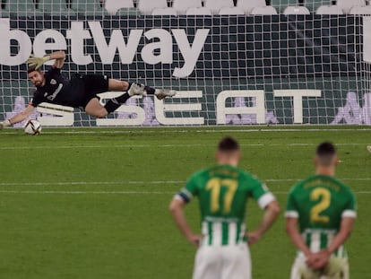 El portero del Athletic, Unai Simón, para este jueves el penalti lanzado por el bético Sergio Canales en la tanda de penaltis.