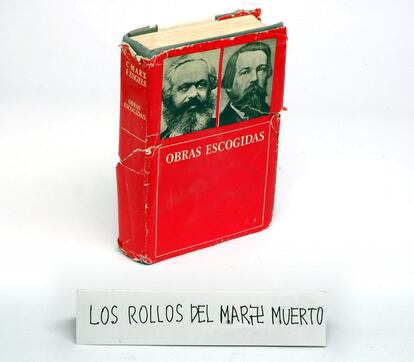 'Los rollos del Marx Muerto' también pertenece a la serie Trabajos prácticos. El primero de ellos fue 'La mamadera mortífera' de 1969. Se asocia un breve texto —por lo general una frase hecha— a un objeto cualquiera.