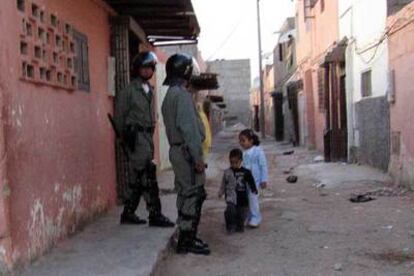 Soldados marroquíes en un barrio de El Aaiún.