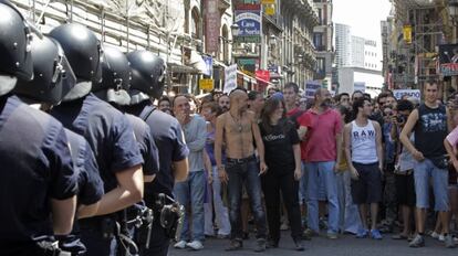 La marcha de indignados, retenida en la carrera de San Jerónimo.