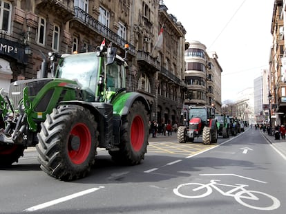 Imagen de tractores durante la protesta en Bilbao, este viernes.