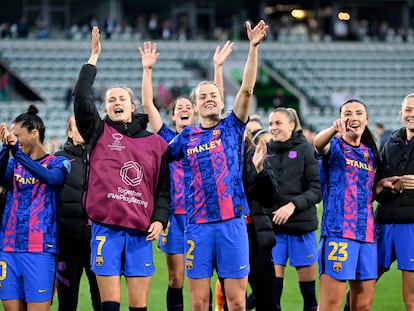 Las jugadoras del Barcelona celebran el pase a la final de la Champions tras caer ante el Wolfsburgo.