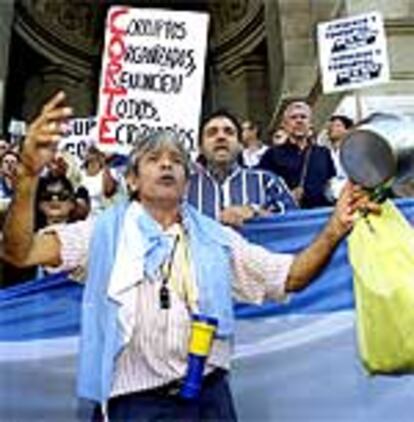 Un grupo de argentinos protesta frente al Tribunal Supremo en Buenos Aires (Argentina).