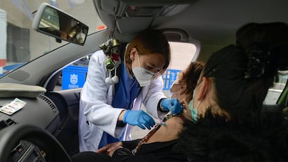 An 88-year-old woman getting her first vaccine dose in Pamplona.