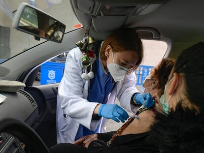 Una mujer de 88 años recibe la primera dosis de la vacuna de Pfizer, en Pamplona, este martes.