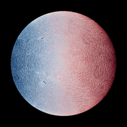 Mapa que muestra la velocidad y la dirección del movimiento del material en la superficie visible del Sol.