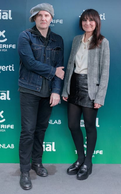 Juan Aguirre y Eva Amaral posan en el acto de anuncio de los ganadores de los premios cadena Dial.