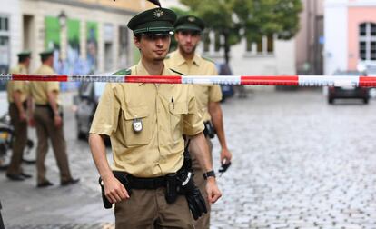Dos policías en Ansbach, donde un solicitante de asilo sirio se hizo estallar el domingo por la noche.