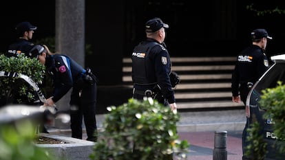 Agentes de la Policía Nacional, en el barrio de Salamanca (Madrid) en una imagen de archivo.