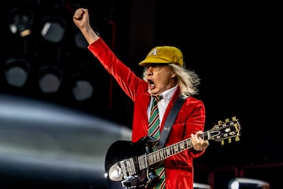 O guitarrista do AC/DC, Angus Young, durante o show do AC/DC no Estádio Wanda Metropolitano, em 12 de julho de 2025, em Madri, Espanha.