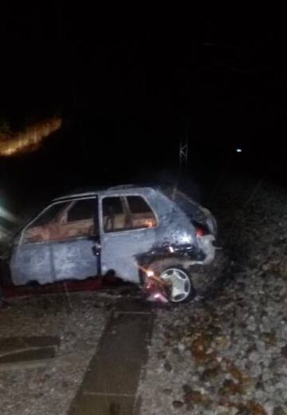 El coche quemado en las vías del AVE en Vilobí d'Onyar (Girona).