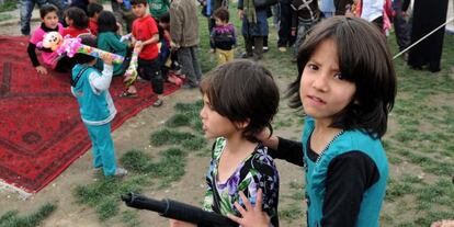 Varios ni&ntilde;os afganos juegan el pasado 25 de abril, en Kabul.  