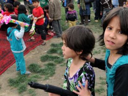 Varios ni&ntilde;os afganos juegan el pasado 25 de abril, en Kabul.  