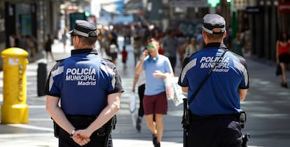 Agentes de la Polic&iacute;a Municipal de Madrid, en una c&eacute;ntrica calle de la capital. 