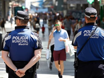 Agentes de la Polic&iacute;a Municipal de Madrid, en una c&eacute;ntrica calle de la capital. 
