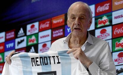 César Luis Menotti muestra una camiseta con su nombre durante su presentación como director de Selecciones Nacionales de la AFA, en enero pasado.