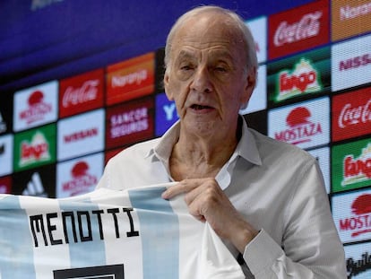 César Luis Menotti muestra una camiseta con su nombre durante su presentación como director de Selecciones Nacionales de la AFA, en enero pasado.