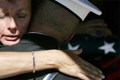 La madre de un soldado muerto abraza al capitán Winston Tierney al final del funeral por su hijo, en Reno.