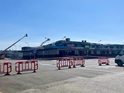 Mercamadrid, un día después del incendio de la nave de frutas y verduras. / C. Á. B.