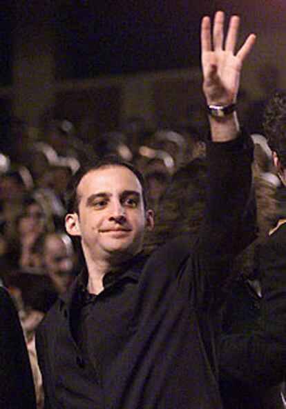 Alejandro Amenábar saluda durante la gala de los Goya.