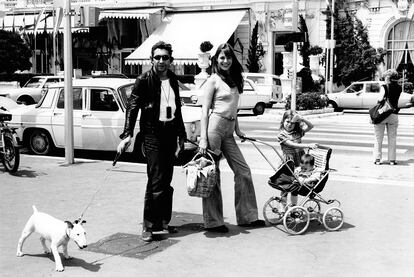 Foto de familia: Serge Gainsbourg, Jane Birkin y sus hijas, Kate y Charlotte (en el carrito), en 1972.