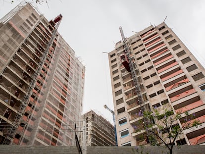 Prédios em construção na zona oeste de São Paulo.