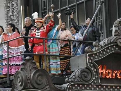 Un grupo de semínolas celebra en diciembre de 2006, en la marquesina del Hard Rock Cafe de Times Square (Nueva York), la compra de la cadena.