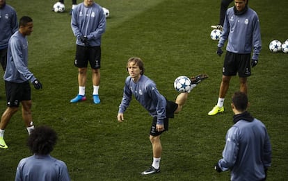 Modric, en un rondo del entrenamiento de este martes.