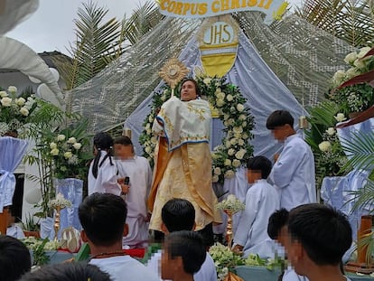 El sacerdote D. Sosa, de la Parroquia Jesús de la Divina Misericordia de Olón, el 28 de junio.