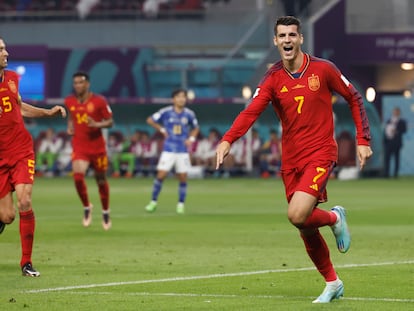 GR4015. DOHA (CATAR), 01/12/2022.- Álvaro Morata de España celebra su gol hoy, en un partido de la fase de grupos del Mundial de Fútbol Qatar 2022 entre Japón y España en el estadio Internacional Jalifa en Doha (Catar). EFE/ Esteban Biba
