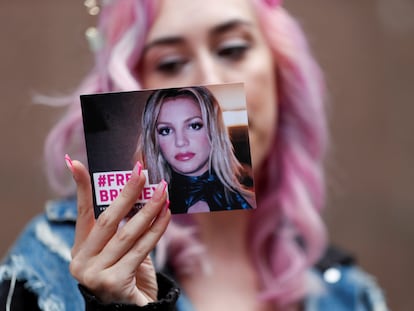 Una fan de Britney Spears sostiene una foto de la cantante donde se lee 'Free Britney' a las puertas de un tribunal de Los Ángeles, el 26 de julio de 2021.