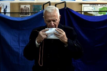 Un hombre cierra su voto en un centro de votación en Atenas.