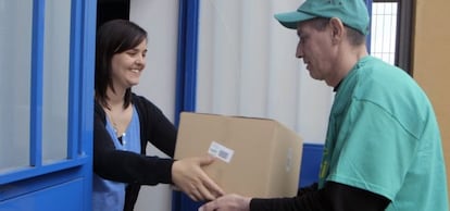 Un repartidor de Koiki entrega un paquete a una clienta.