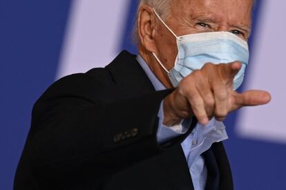 Biden, que se ha mostrado casi toda la campaña con mascarilla, habla en un evento en el aeropuerto Burke Lakefront en Cleveland, Ohio, este lunes.