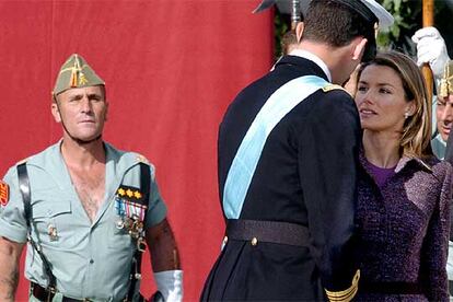 Este ha sido el primer Da de la Fiesta Nacional de Letizia Ortiz como Princesa de Asturias. En la imagen, charla con el Prncipe ante la mirada de un legionario.