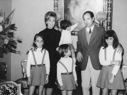 De izquierda a derecha: Mercedes, Bimba Mañé, Gervasio, Dolores, Luis Posadas y Carmen, en su casa de Uruguay.