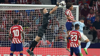 Ivo Grbic despeja de puños ante Witsel y Unai Núñez en el encuentro entre el Atlético de Madrid y el Celta (4-1) disputado este sábado en el Civitas Metropolitano.