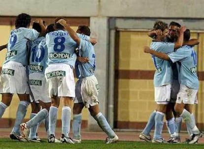 Los jugadores del Poli Ejido festejan el quinto gol ante el Villarreal